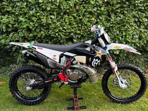 HUSQVARNA TE 300I ROCKSTAR-EDITION (2022) – TOP GEPFLEGT, KAUM BS