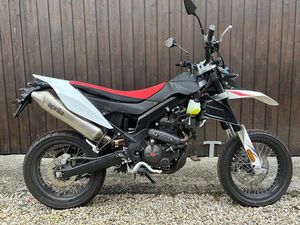 APRILIA SX 125 MIT NUR 2.480 KM !!