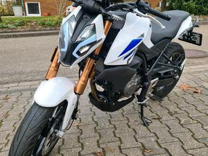 ONLINE ONLINE PISTA WIE NEU WENIG KM (1300KM)TOP ZUST. BJ2025