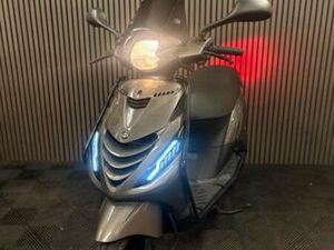 PIAGGIO ZIP 4T 3V BROM 2020 PORSCHE AGAAT GRIJS FULL OPTION — SCOOTERS | PIAGGIO — MARKTPLAATS