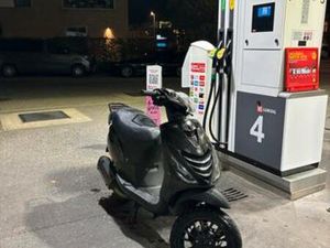 ZIP 172CC BROM OF A1 MET SWINGARM RUILE TEGEN ZIP 70CC. — SCOOTERS | PIAGGIO — MARKTPLAATS