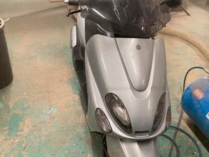 A VENDRE 2 SCOOTERS YAMAHA MAJESTY 125 CM 500 POUR LES 2 SCOOTERS