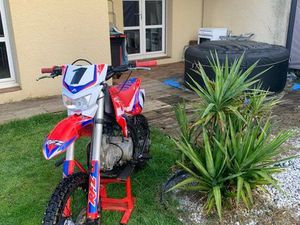 DIRT BIKE / ÉDITION APOLLO RFZ ENDURO 125 CM3 / GRAND MODÈLE / ÉTAT COMME NEUVE /