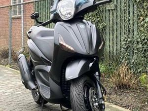 PIAGGIO BEVERLY 350 2020, LAGE KM STAND! ZEER NETJES! — MOTOREN | PIAGGIO — MARKTPLAATS