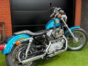 ② HARLEY SPORTSER 883 HUGGER OLDTIMER
