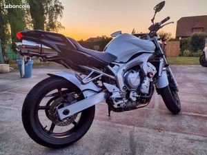 SUPERBE MOTO YAMAHA FZ6