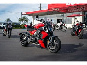 2025 DUCATI DIAVEL V4 DUCATI RED V4