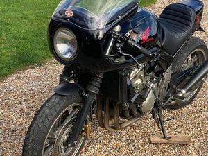 TRÈS BEAU CAFÉ, RACER