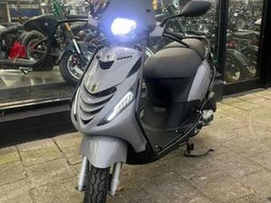 PIAGGIO ZIP 4T ( 2-KLEPPER ) — SCOOTERS | PIAGGIO — MARKTPLAATS