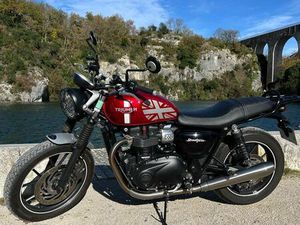 TRIUMPH STREET TWIN 900