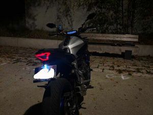 MT 07 AVEC BEAUCOUP DE PIÈCES (ELLE SORT DU GARAGE)