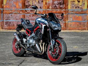 VIELE EXTRAS: KAWASAKI Z900 BJ 2019