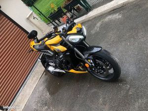 STREET TRIPLE RS