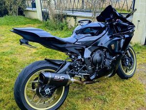 YAMAHA R1