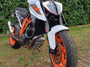 KTM 1290 SUPER DUKE R