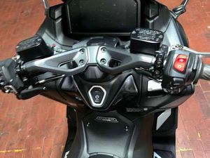 YAMAHA TMAX 560 NERO