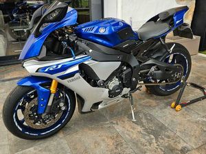 YAMAHA R1
