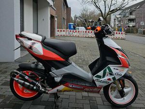 APRILIA SR 50 R ALITALIA NR.1 SONDERMODELL NEU!!