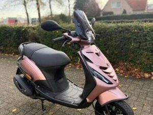 NIEUW PIAGGIO ZIP 4T IGET E5 45KM ROSE GOLD BROM SCOOTER — SCOOTERS | PIAGGIO — MARKTPLAATS