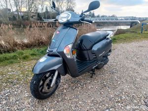 SCOOTER KYMCO LIKE 125 TRÈS BON ÉTAT , + DE 500 DE FRAIS EFFECTUER : DISQUE ÉTRIER PLAQUETTE NEUF , PNEUS NEUFS RÉVISION COMPLÈTE EXT....