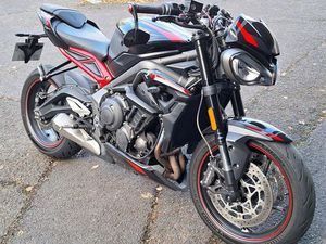 STREET TRIPLE R - PREMIÈRE MAIN