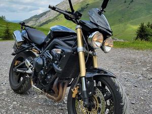STREET TRIPLE 675