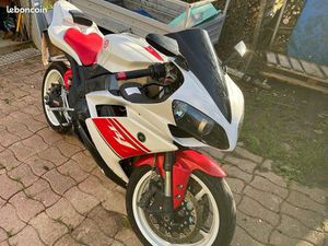 VENDS MOTO R1 EN TRÈS BON ÉTAT