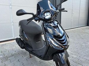 ② PIAGGIO ZIP 4T SCOOTER GLANS ZWART FULL LED (B-KLASSE)