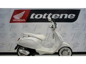 VENDO VESPA SPRINT 50 JUSTIN BIEBER (2022 - 24) USATA A BASSANO DEL GRAPPA (CODICE 9888470) - MOTO.IT