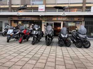PIAGGIO BEVERLY, YAMAHA XMAX, MP3 300 HPE, APRILA SR GT 200 — MOTOREN | PIAGGIO — MARKTPLAATS
