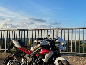 TRIUMPH STREET TRIPLE 675 R