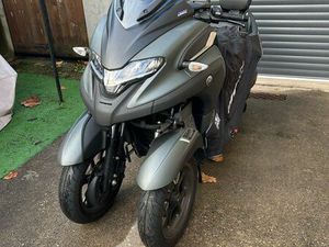 YAMAHA TRICITY 300 PREMIÈRE MAIN