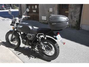 MOTO DE COULEUR NOIRE 125 C