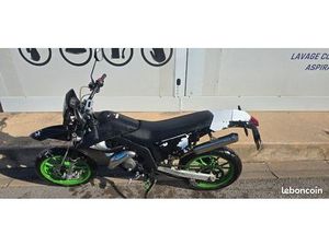 MOTO 50 CC – SUPERMOT’ / ENDURO – BON ÉTAT MÉCANIQUE, CARÉNAGES À REVOIR