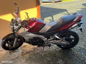 MOTO SUZUKI 600 GSR