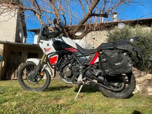 YAMAHA TENERE 700 CON TELAI E BORSE GIVI CANYON
