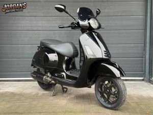 VESPA GTS SUPER 300 HPE BLACK EDITION AKRAPOVIC (BJ 2022) — MOTOREN | OVERIGE MERKEN — MARKTPLAATS