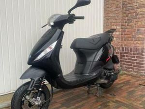 PIAGGIO ZIP. 125CC LEADER. SP VORK NETTE STAAT — SCOOTERS | PIAGGIO — MARKTPLAATS