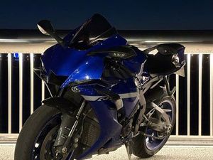 YAMAHA R1
