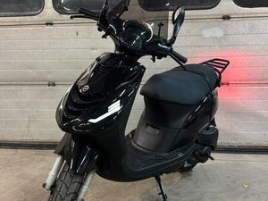 ② PIAGGIO ZIP A KLASSE