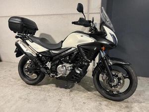 ② SUZUKI DL650 V-STROM MET TOPCASE