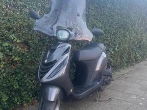 PIAGGIO ZIP FULL OPTION — SCOOTERS | PIAGGIO — MARKTPLAATS