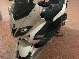 GILERA - NEXUS 300 I COMO NUEVA