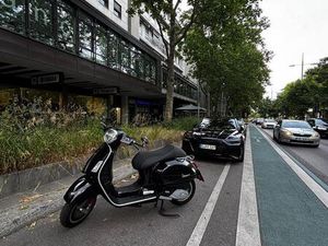 VESPA GTS 125 BLACK HINGUCKER ZUBEHÖR ANSEHEN