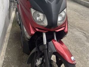 YAHAMA XMAX RED COLOR ODIVELAS