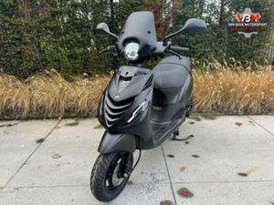PIAGGIO ZIP IGET 2020 BROM 45KM E4 MAT ZWART ALPHA RUNNER — SCOOTERS | PIAGGIO — MARKTPLAATS