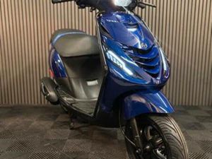 PIAGGIO ZIP BROM 4T 3V 2020 FULL OPTION BMW BLAUW — SCOOTERS | PIAGGIO — MARKTPLAATS