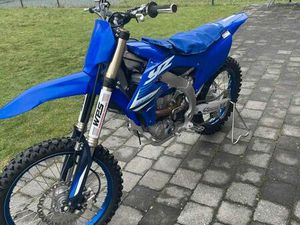 ② YAMAHA YZ450F 2025
