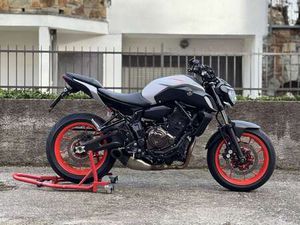 YAMAHA MT-07 AKRAPOVIČ ROSSO