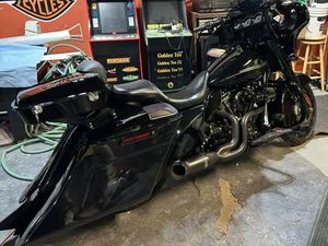 VIVID BLACK STREET GLIDE SPECIAL - ONLY10,000 KM, GARAGE KEPT!